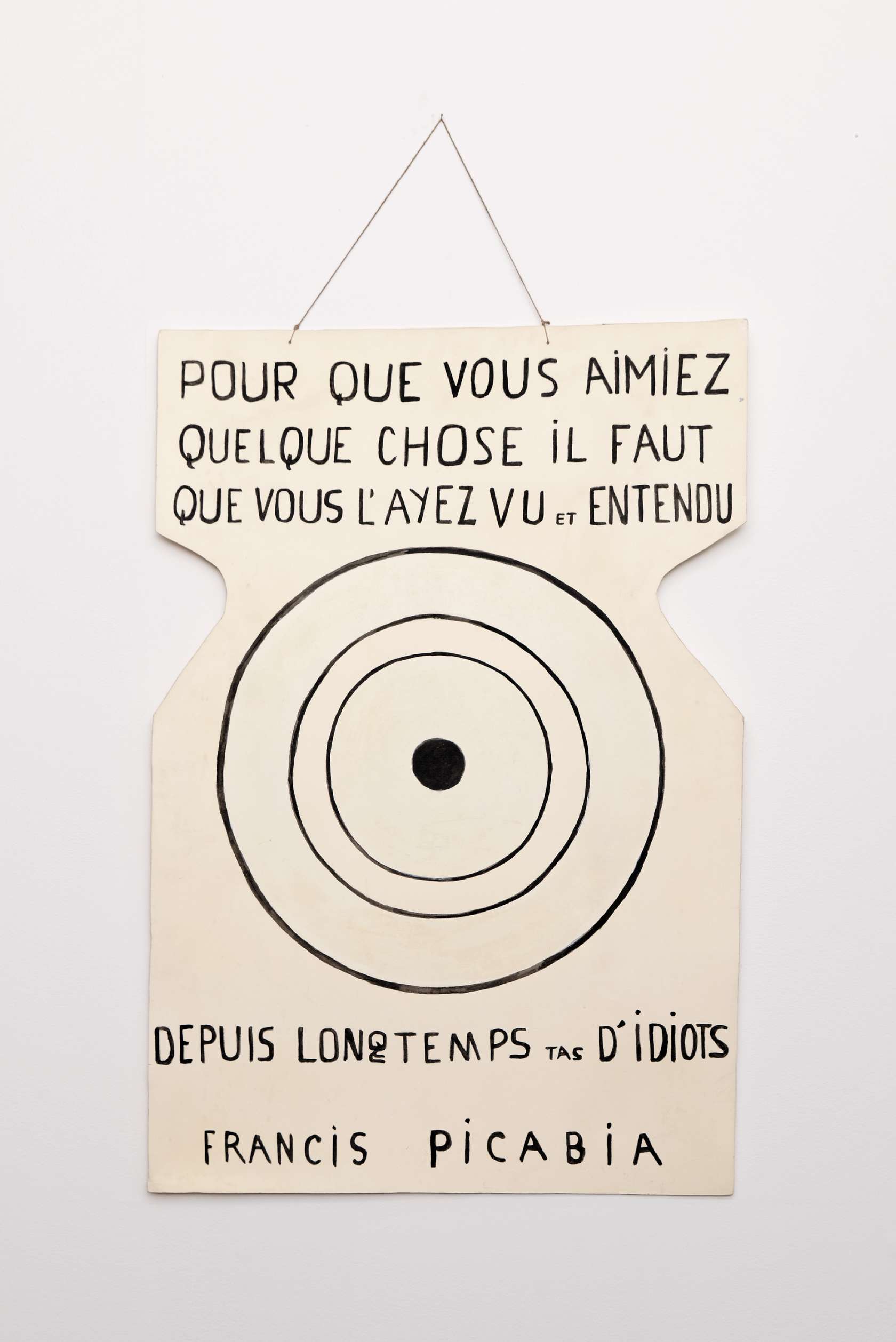 Pancarte de Francis Picabia "portée" par André Breton à une manifestation Dada du 27 mars 1920, rue de Clichy, Paris, Maison, de l'œuvre