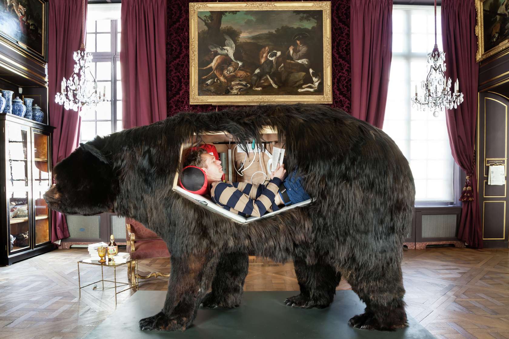 Abraham Poincheval, Ours, 2014 Bois, plastique, mousse polyuréthane, peau d'ours, accessoires et vidéo numérique en boucle 160 × 220 × 110 cm / 63  × 86 5/8 × 43 2/8 in.