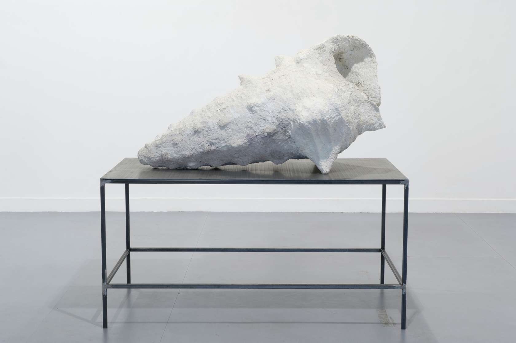 Laurent Le Deunff, Coquillage I, 2012 Papier maché, ciment, grillage à poule et table en métal71 × 132 × 80 cm / 28  × 52  × 31 1/2 in.