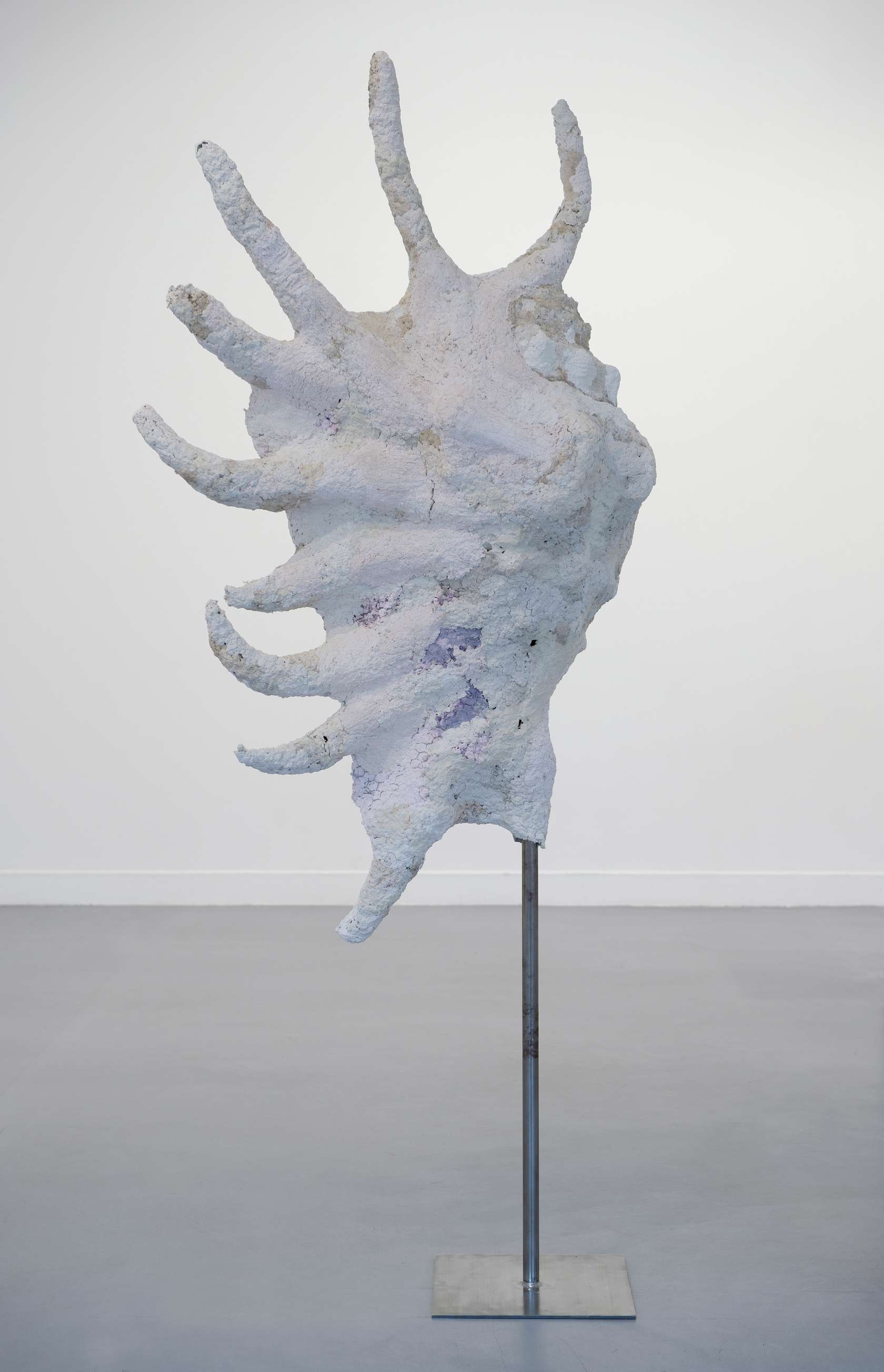 Laurent Le Deunff, Coquillage IV, 2012 Papier mâché, ciment, grillage à poule et socle en métal152 × 82 × 35 cm / 59 7/8 × 32 2/8 × 13 6/8 in.
