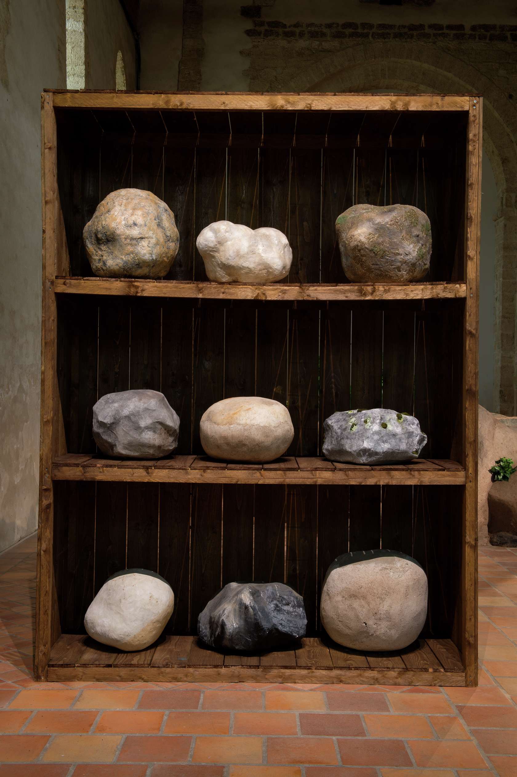 Laurent Le Deunff, Collection de fausses pierres, 2017 Pierres factices, pin et brou de noix320 × 240 × 80 cm / 126  × 94 1/2 × 31 1/2 in.
