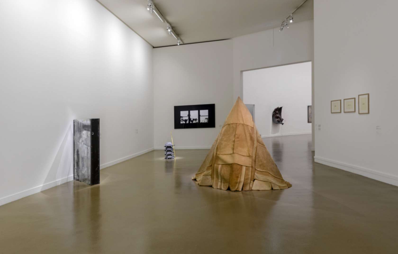 Laurent Le Deunff, Rumeurs & Légendes (group)  - Musée d’Art Moderne de la Ville de Paris - Paris 15 mars  — 14 juillet 2019