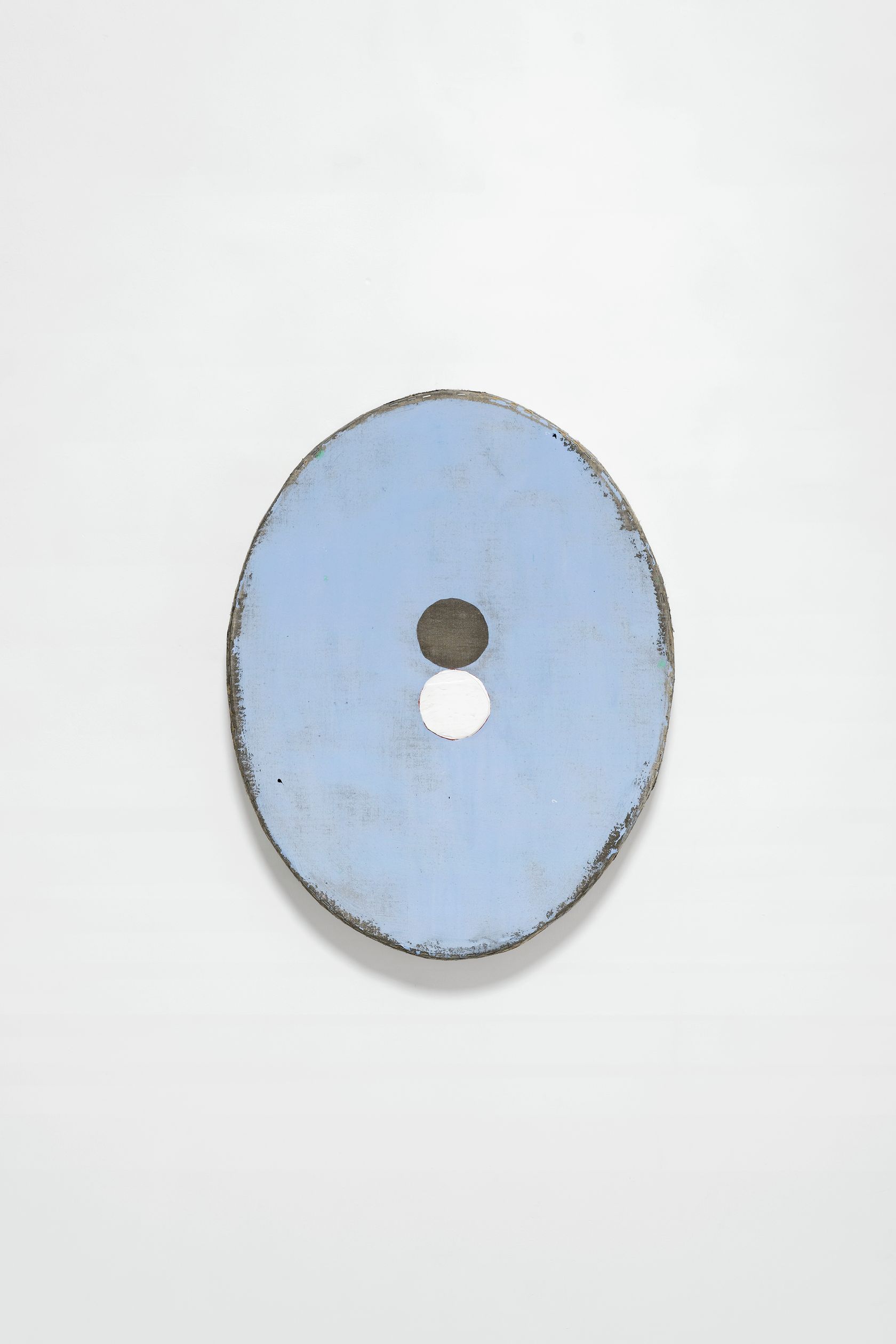 Otis Jones, Blue With Gray and White Circles, 2022 Acrylique sur toile sur panneau de bois78.5 × 62 × 8 cm / 30 7/8 × 24 3/8 × 3 in.