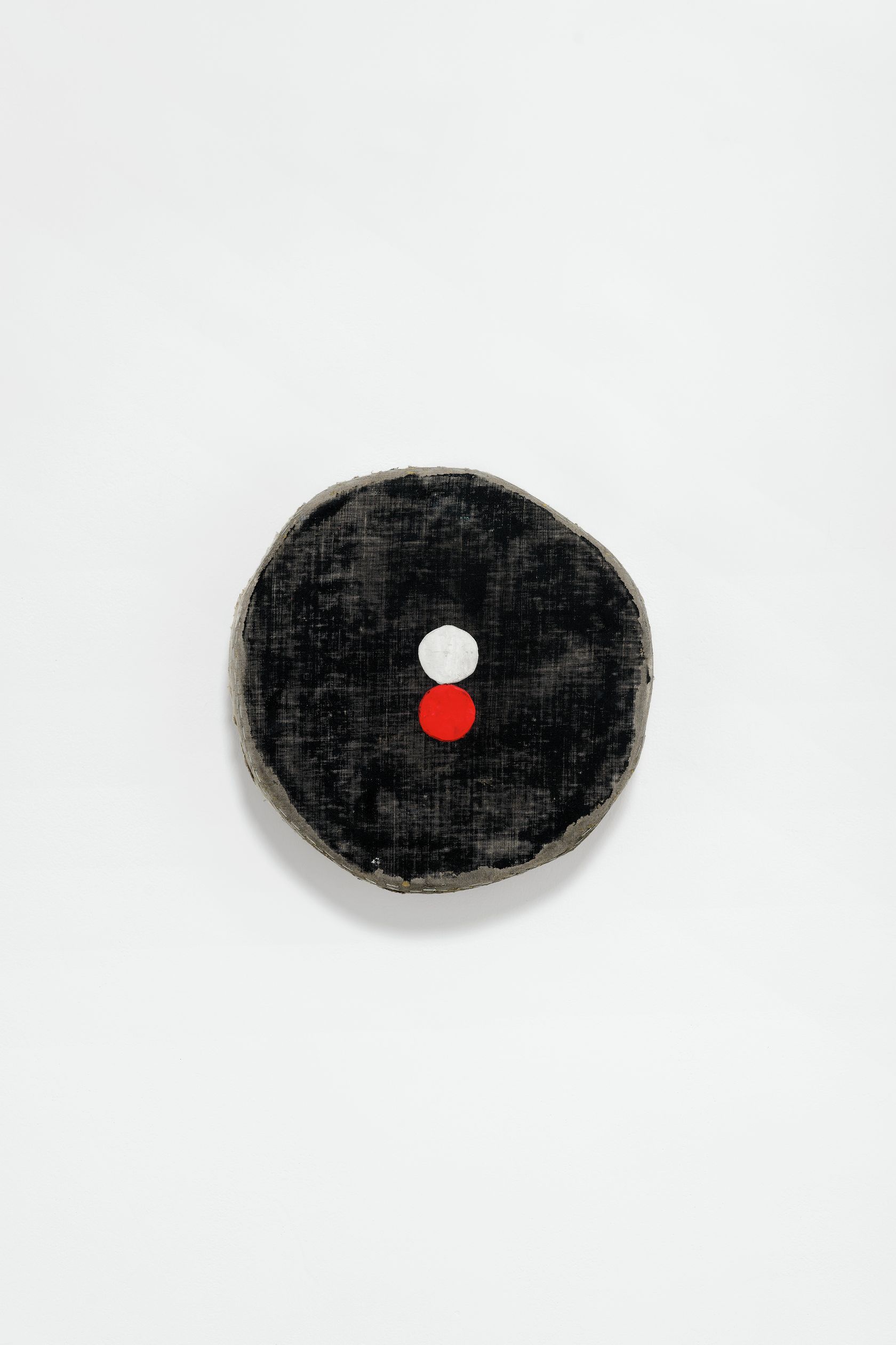 Otis Jones, Black Circle with Stacked White and Red Circle, 2022 Acrylique sur toile sur panneau de bois39.5 × 39.5 × 8 cm / 15 1/2 × 15 1/2 × 3 in.