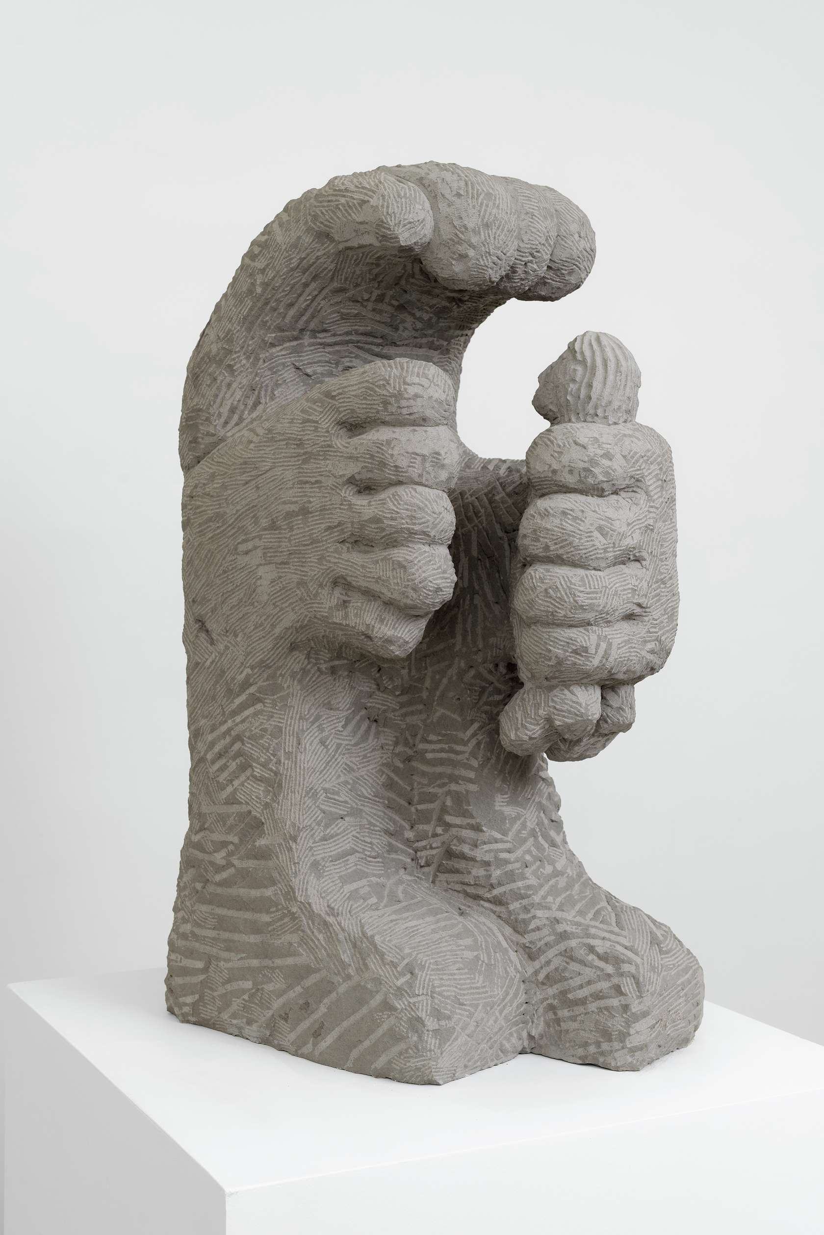 Stefan Rinck, The Ocean Accusing the Humans, 2018 GrèsSculpture 100 × 60 × 40 cm / 39 3/8 × 23 5/8 × 15 3/4 in.Socle 100 × 80 × 80 cm / 39 3/8 × 31 1/2 × 31 1/2 in.