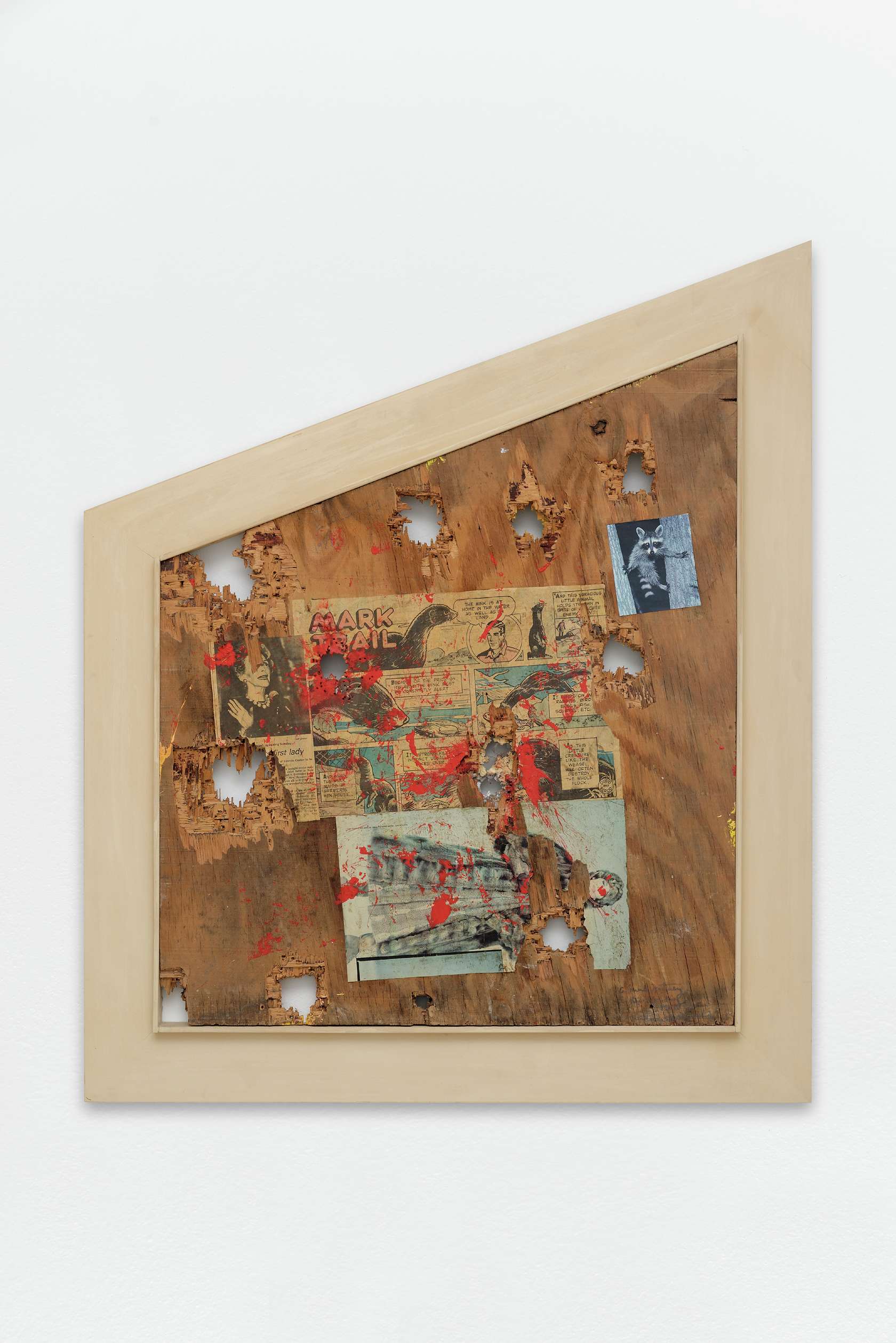 William S. Burroughs, Mink Mutiny, 1987 Acrylique, collages et impacts de balles sur panneau de contreplaqué75 × 64 cm / 29 1/2 × 25 2/8 in.
